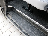 ステップ付きで乗り降りもスムーズです！