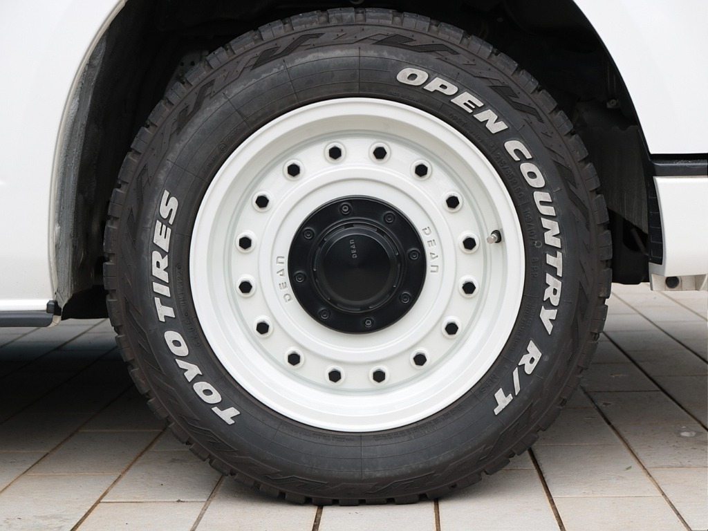 足元はＦＬＥＸコロラド１６１６インチアルミホイール＆ＴＯＹＯオープンカントリーＲＴでスタイリッシュに！