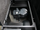 左右の家具の中はちょっとした収納スペースとしても活用できます！
