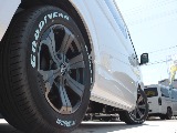 足元はグッドイヤーナスカータイヤ＆ＦＬＥＸバルベログランデ１７インチアルミホイールでスタイリッシュに！
