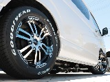 足元はグッドイヤーナスカータイヤ＆ＦＬＥＸデルフ０２１７インチアルミホイールでスタイリッシュに！