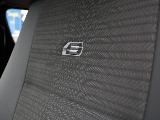 シート表皮はトリコット＋合成皮革の組み合わせ！ホワイトのダブルステッチがアクセントになっています♪