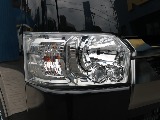 LEDヘッドライトは光沢を抑えたクリアスモークで引き締まったフロントフェイスに！