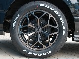 足元はＦＬＥＸバルベロＨＥＸ１７インチアルミホイール ＆グッドイヤーナスカータイヤでスタイリッシュに！