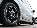足元はグッドイヤーナスカータイヤとＸデルフ０６１７インチアルミホイールでスタイリッシュに☆彡