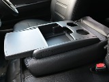 センターシートを使用しないときはドリンクホルダーや収納スペースとして活用できます♪
