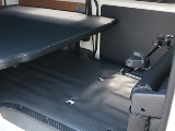 跳ね上げると荷室スペースが簡単に作れます♪