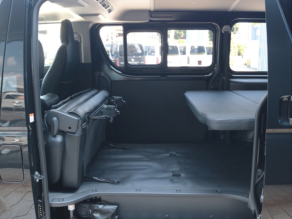 後部座席を跳ね上げることで、広大な荷室空間を確保！人も荷物も用途に合わせて柔軟に対応できます♪