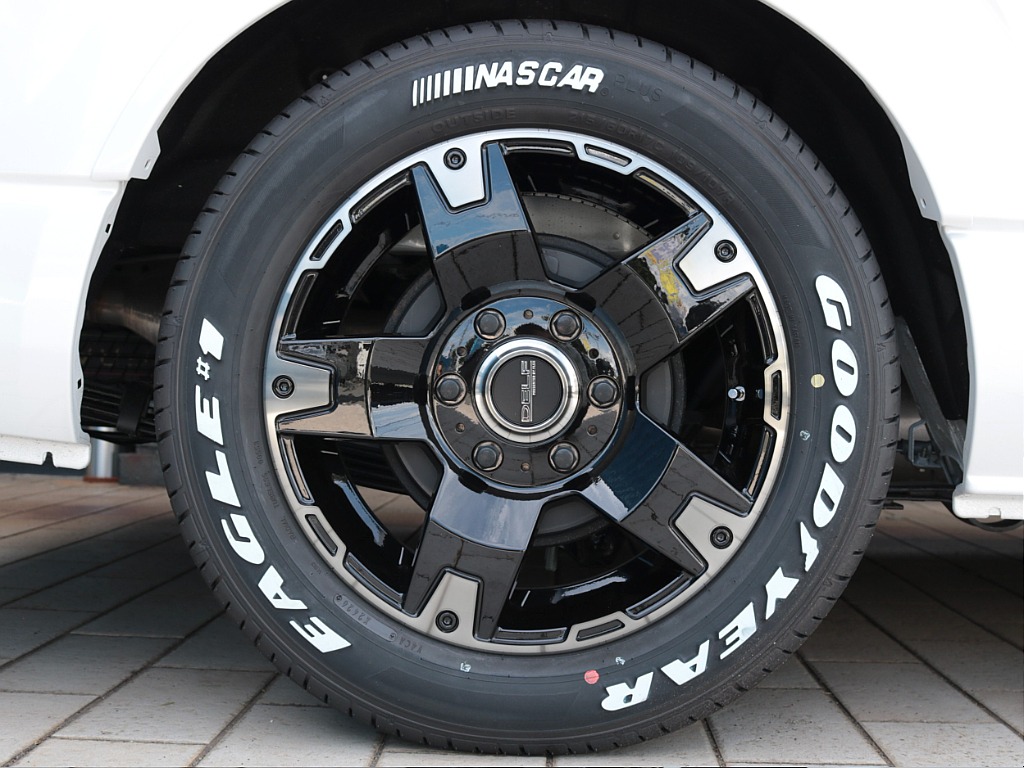 足元はＦＬＥＸデルフ０３ １７インチアルミホイール＆ナスカータイヤでスタイリッシュに！