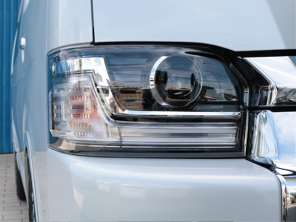 Bi-Beam LEDヘッドランプで運転中の視界を明るく広くサポート！