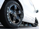 足元はＦＬＥＸデルフ０３ １７インチアルミホイール＆ナスカータイヤでスタイリッシュに！