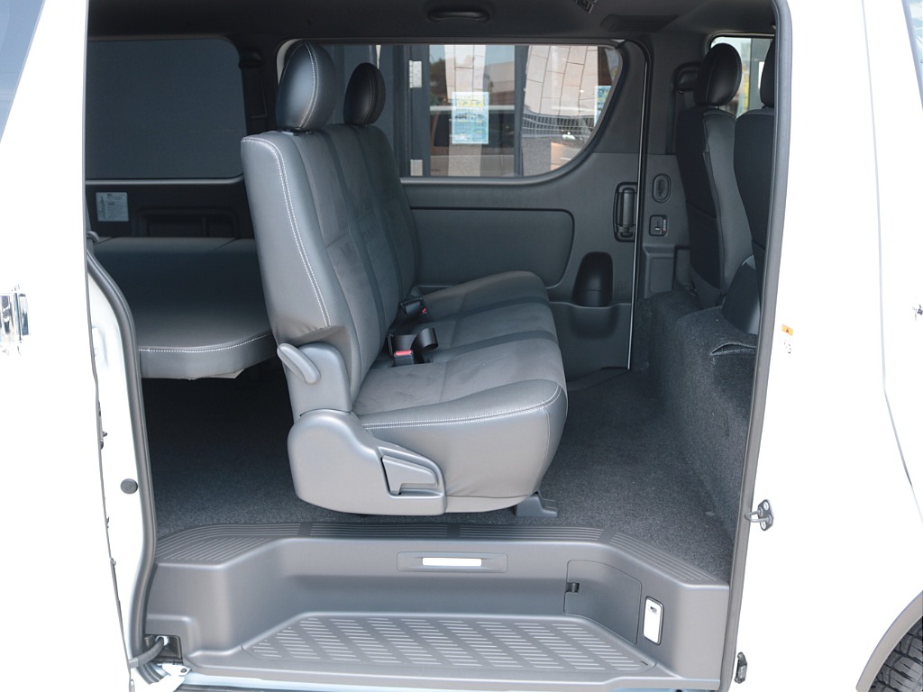 後部座席もゆったりとお過ごしいただけます♪