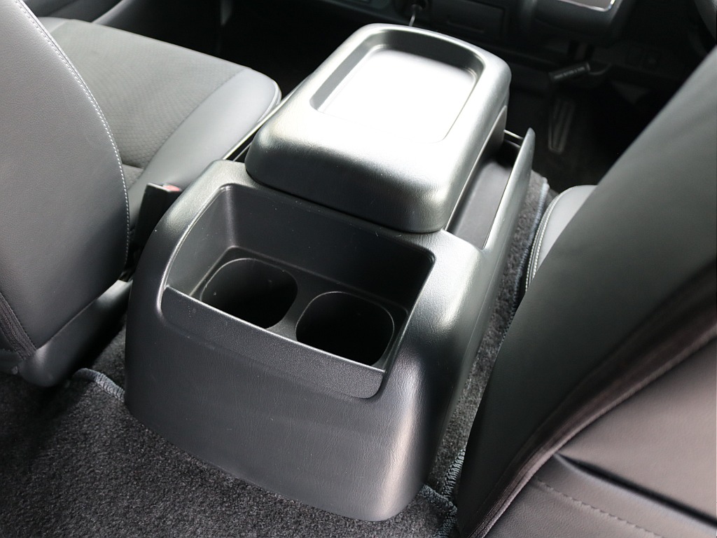 車内の快適性を高めるドリンクホルダーを装備♪