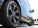 足元はグッドイヤーナスカータイヤ＆ＦＬＥＸバルベログランデ１７インチアルミホイールでスタイリッシュに！