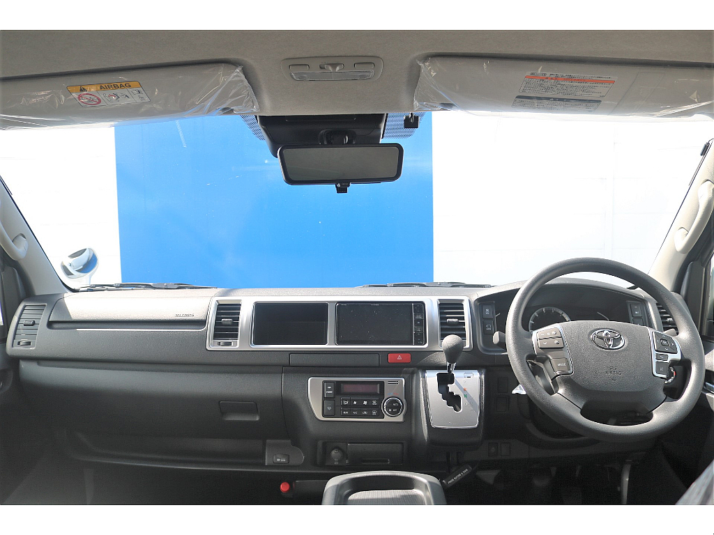 機能多いですがシンプルにまとめられた現行型運転席周り！