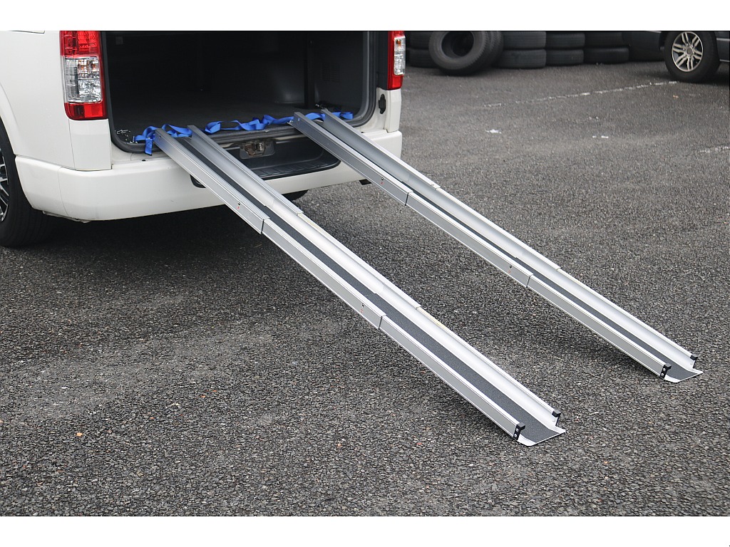 トヨタ レジアスエース(3枚目)