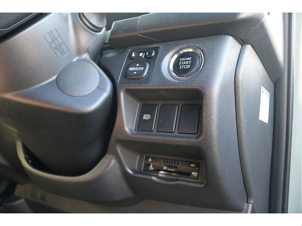 トヨタ ハイエースバン(6枚目)