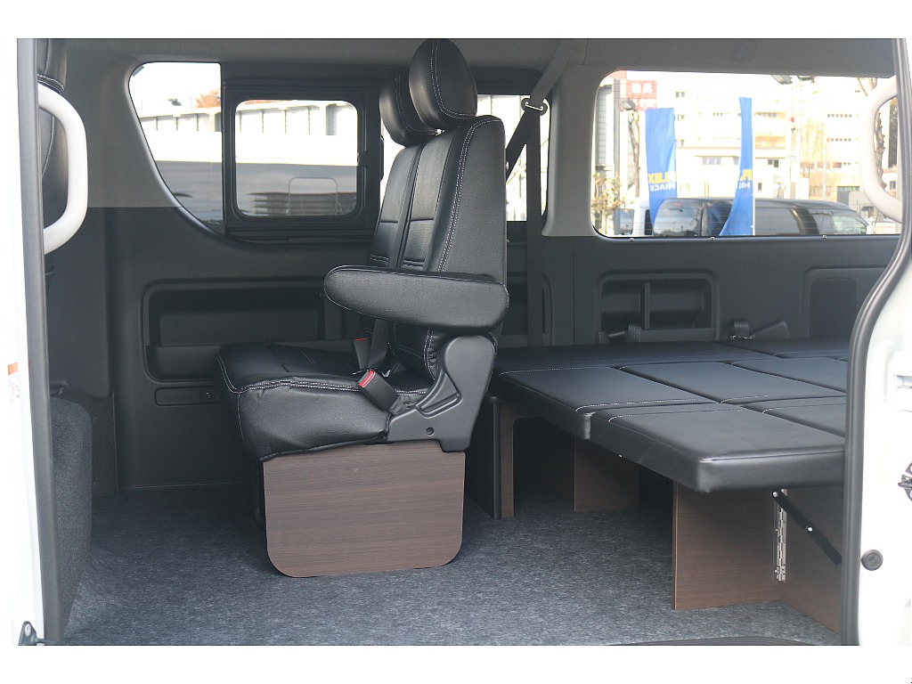 トヨタ ハイエース(4枚目)