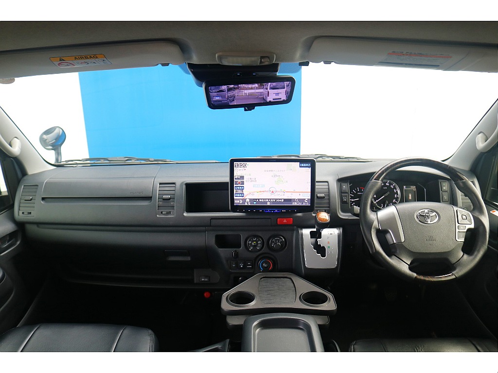ドリンクホルダーや大画面ナビで快適な運転席周り♪