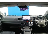 ドリンクホルダーや大画面ナビで快適な運転席周り♪