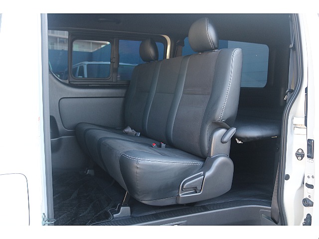 厚みがあり座り心地のいい二列目シート♪