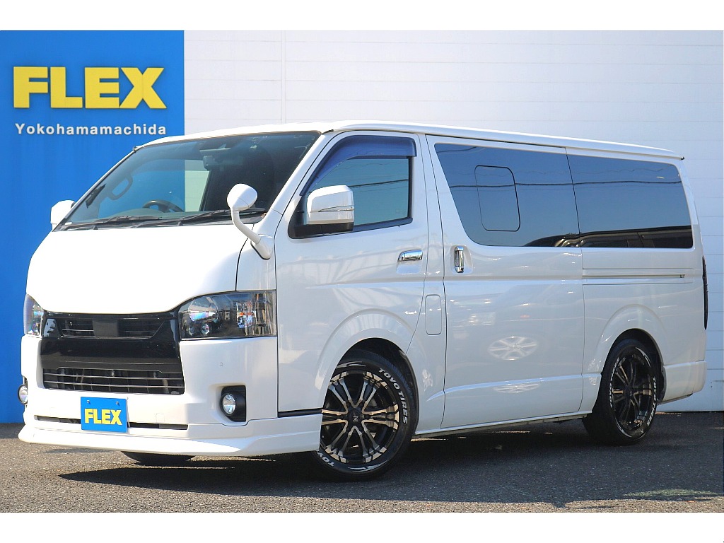 ダークプライム2内装で内装は黒い天井に マホガニー黒木目調のパネル、ハーフレザーシートを搭載！