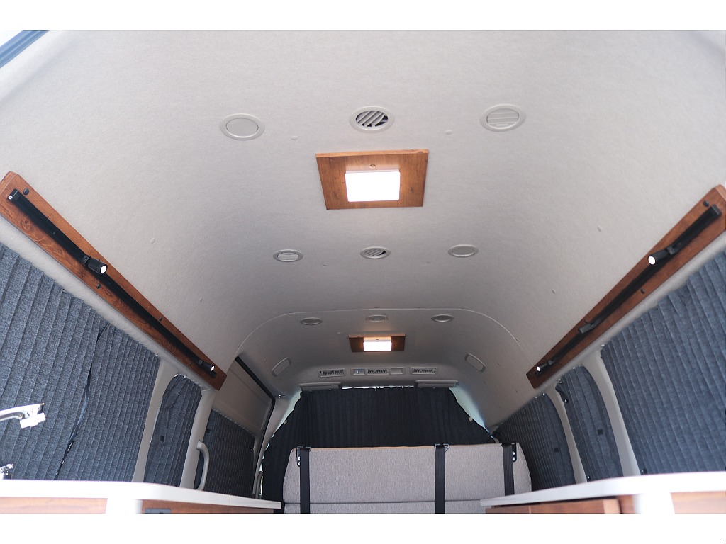 トヨタ ハイエースコミューター(5枚目)