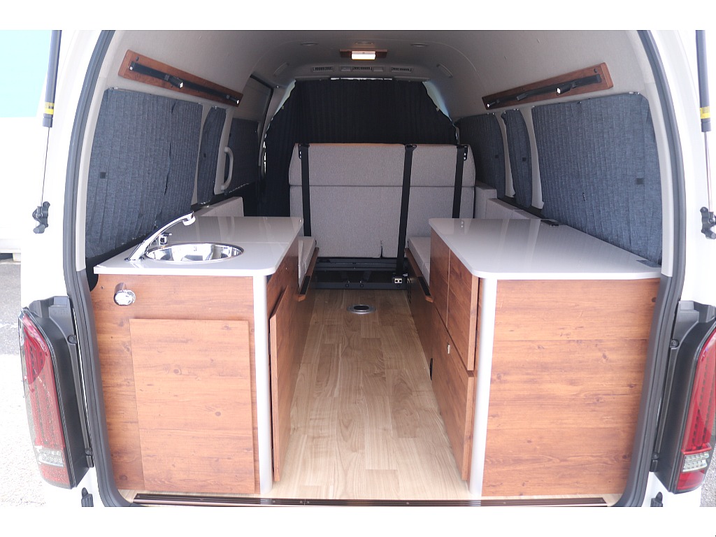 トヨタ ハイエースコミューター(6枚目)