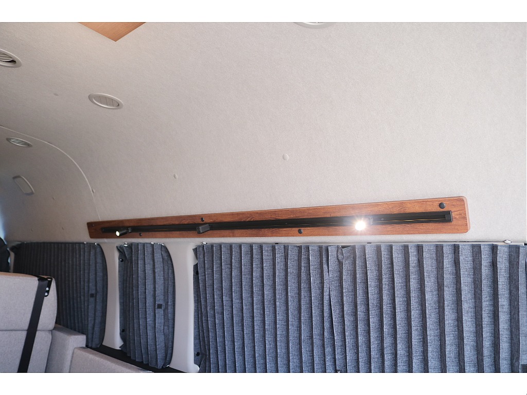 トヨタ ハイエースコミューター(7枚目)