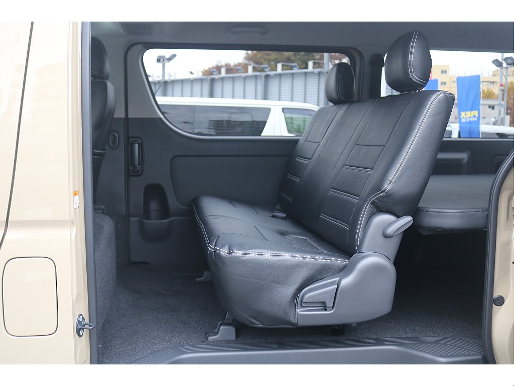 厚みがあり座り心地のいい二列目シート♪