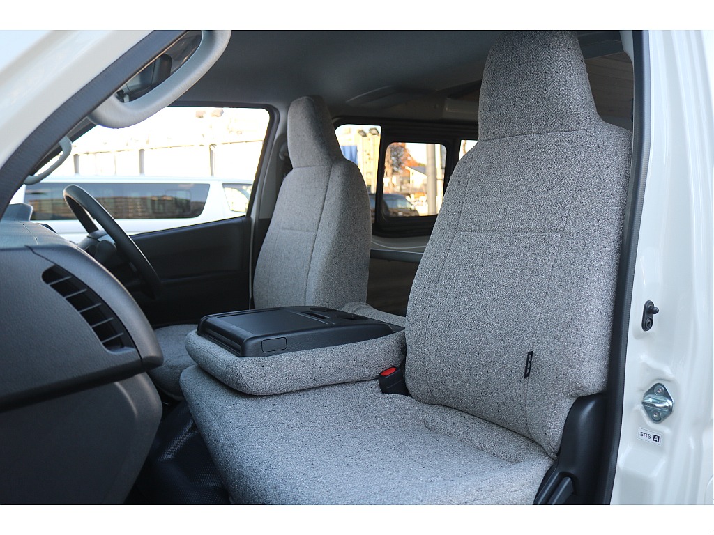 トヨタ ハイエースバン(6枚目)