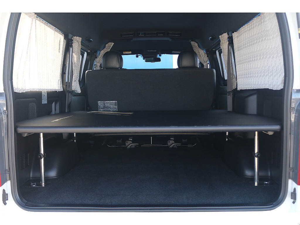 純正リア５面カーテン＆ 純正間仕切りカーテン！