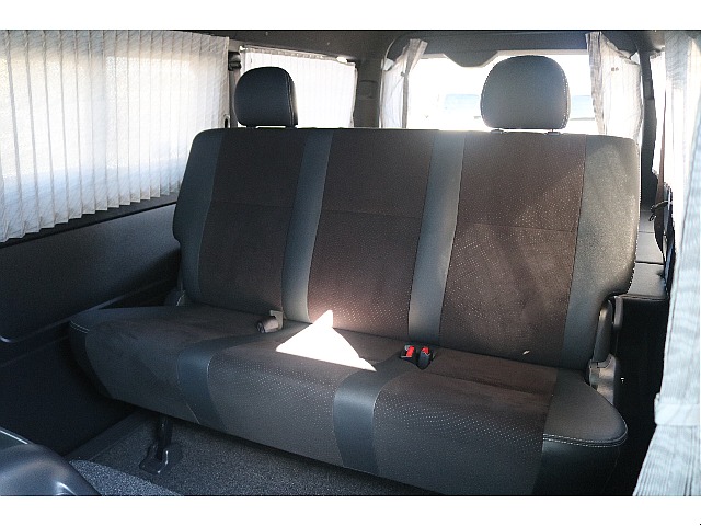 厚みがあり座り心地のいい二列目シート♪