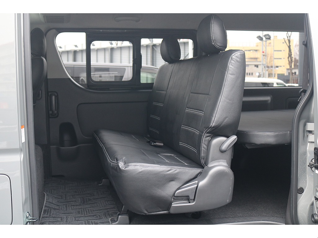 厚みがあり座り心地のいい二列目シート♪