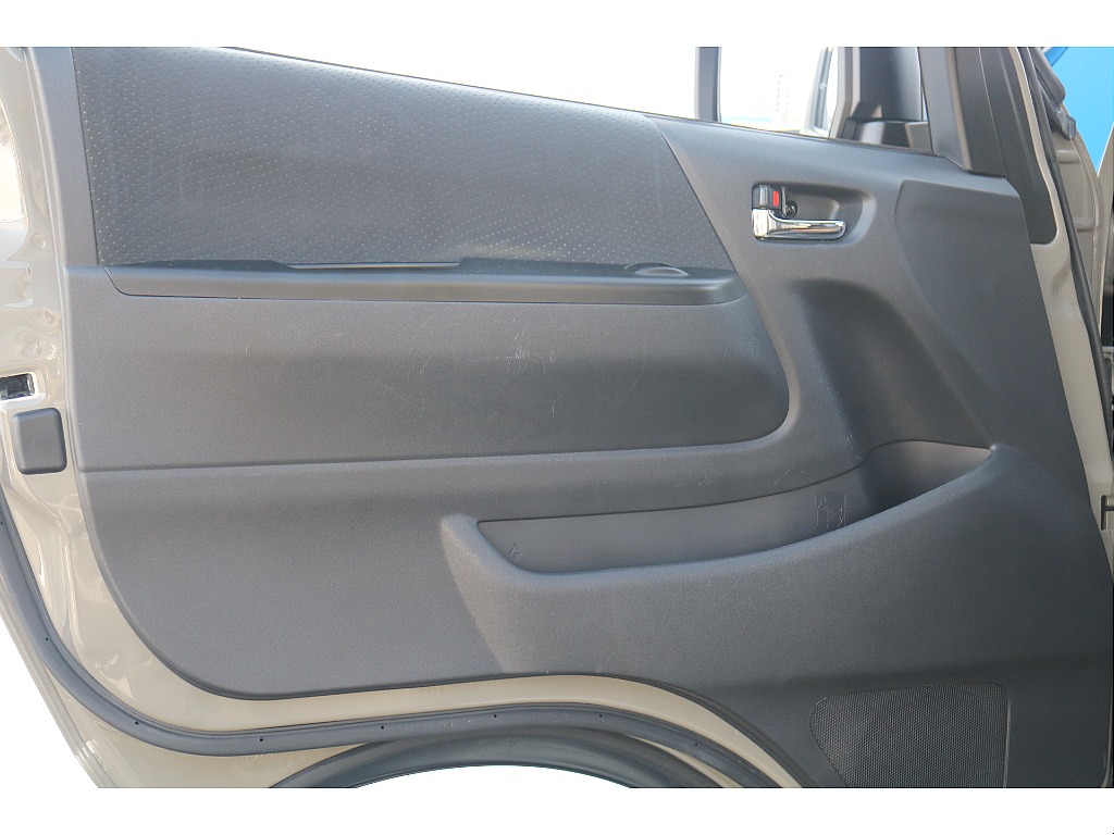 トヨタ ハイエースバン(18枚目)