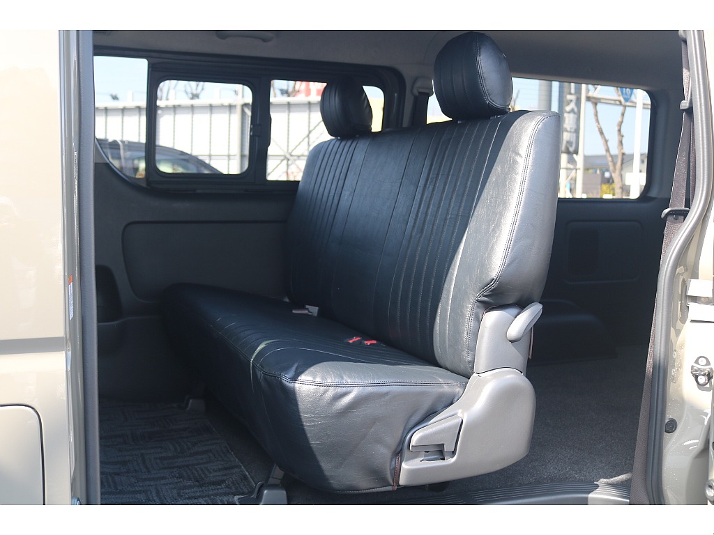 トヨタ ハイエースバン(4枚目)