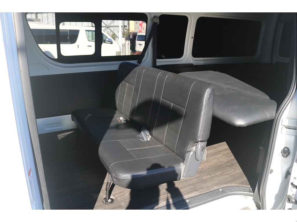 トヨタ ハイエースバン(4枚目)