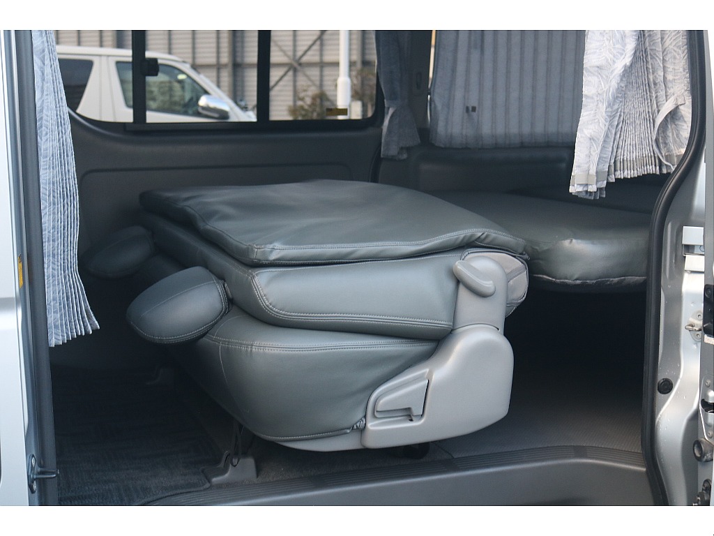 トヨタ ハイエースバン(5枚目)