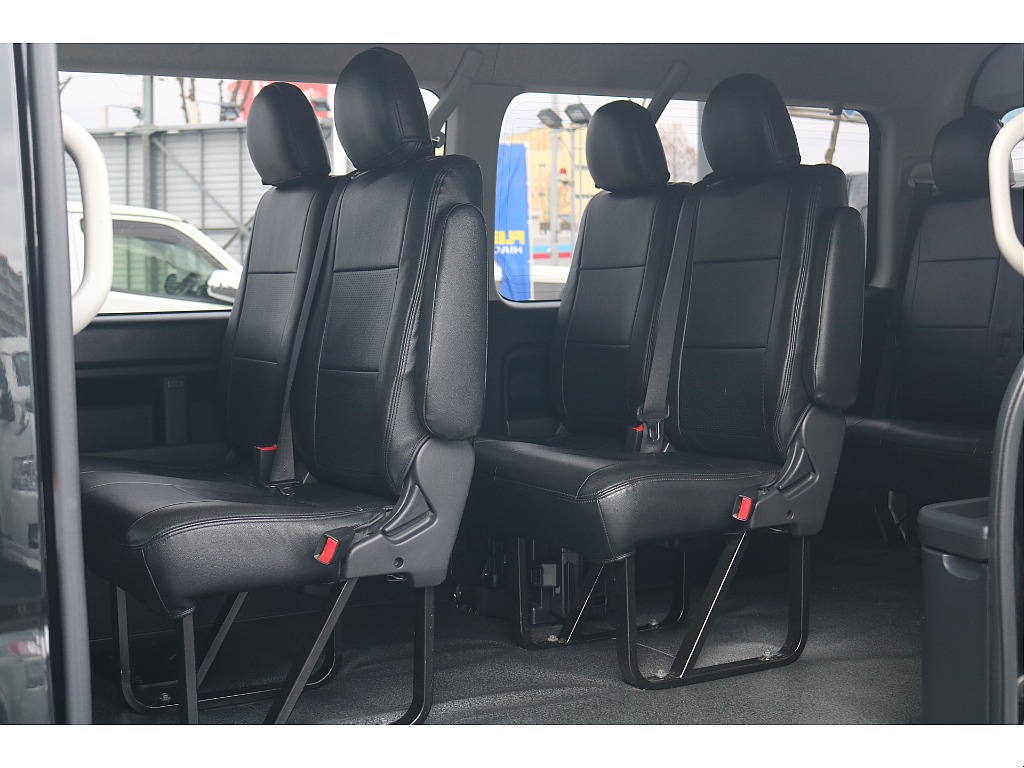 トヨタ ハイエース(3枚目)