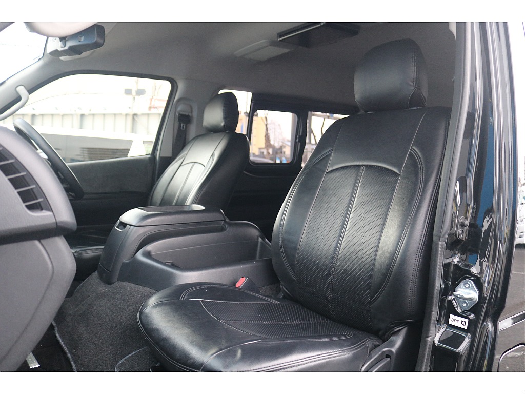 トヨタ ハイエース(4枚目)