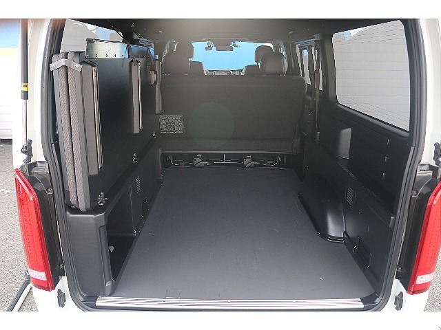 ベッドを畳めば、広々荷室に♪