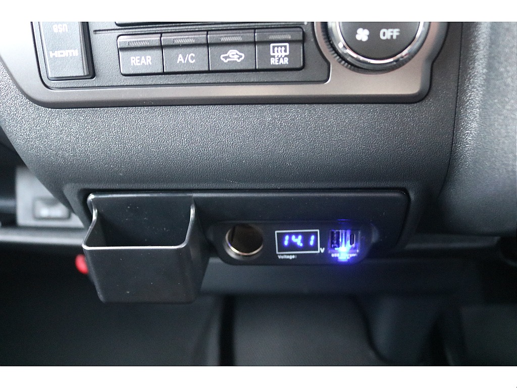 トヨタ ハイエースバン(5枚目)