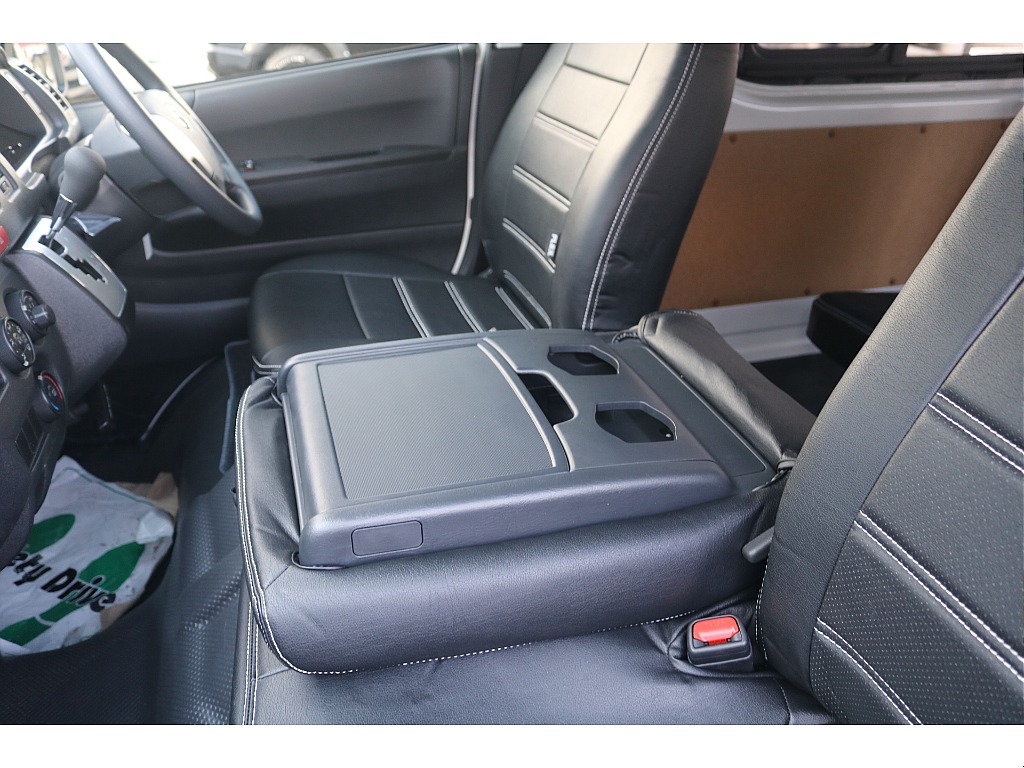 トヨタ ハイエースバン(6枚目)