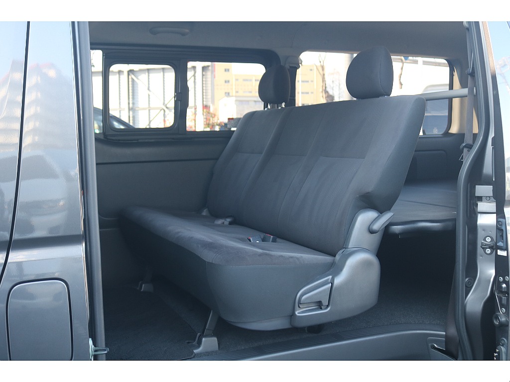 トヨタ ハイエースバン(4枚目)