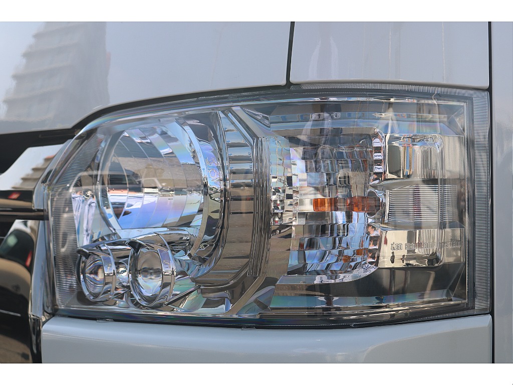 トヨタ ハイエースバン(4枚目)