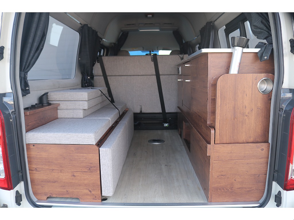 トヨタ ハイエースバン(3枚目)