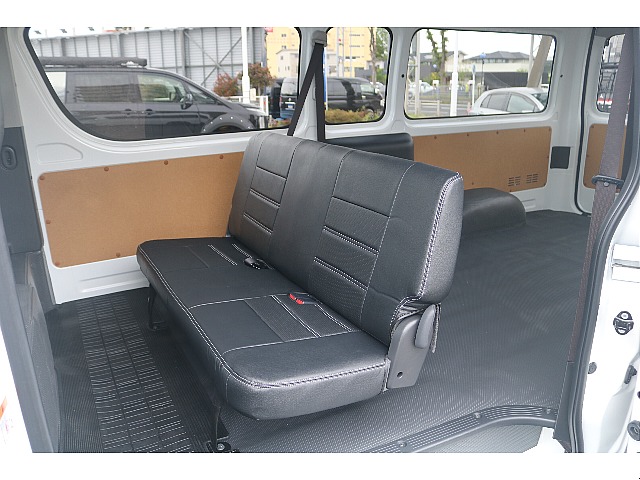 シートカバー付きの二列目シート♪