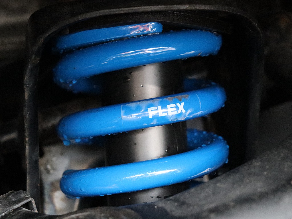 FLEXオリジナル2インチアップコイル装備済み！
