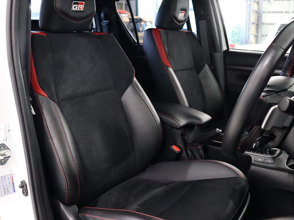 GR専用シート！運転席はパワーシートとなっております！