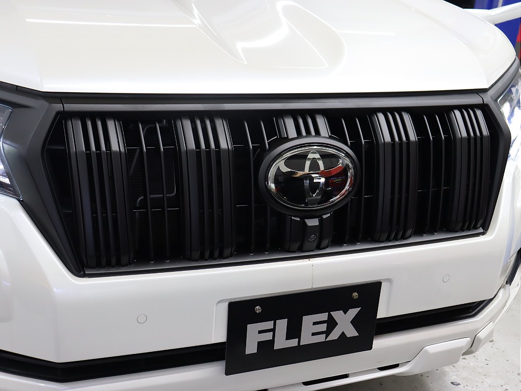 フロントグリルマッドブラック！